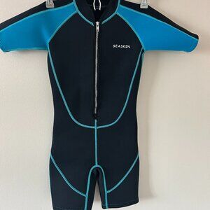 Description: 🌊 Seaskin Kids’ Shorty Wetsuit – Size 6 🖤 Black with blue panels
